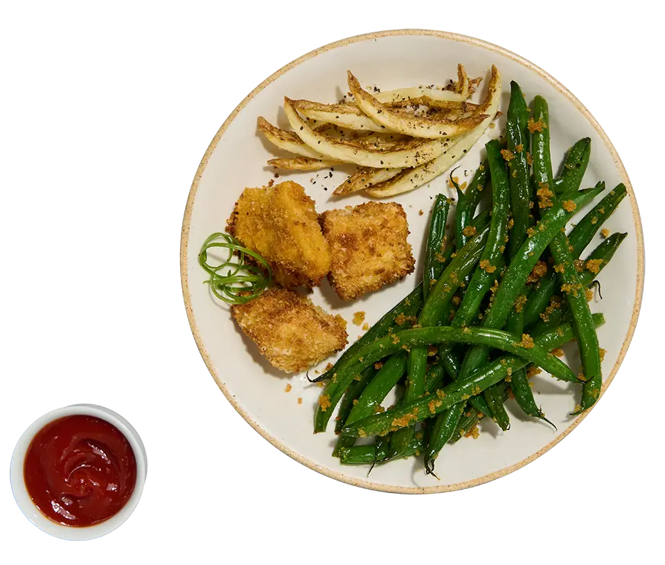 Nuggets de pollo horneados con papas a la francesa saludables y vegetales