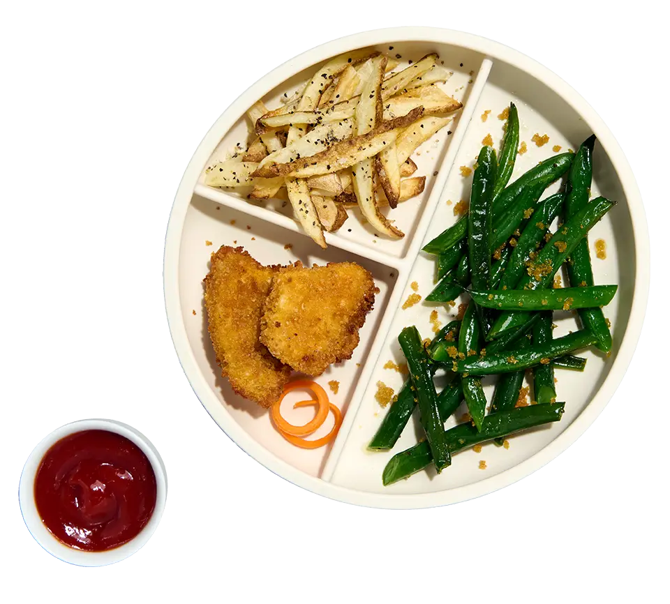 Nuggets de pollo horneados con papas a la francesa saludables y vegetales